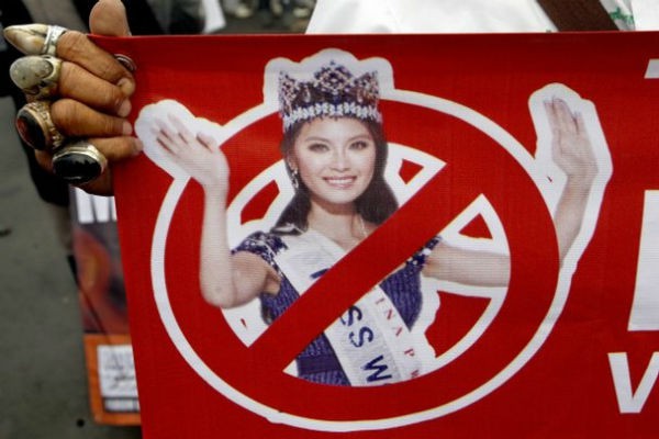 Người dân Indonesia biểu tình đòi hủy cuộc thi Miss World 2013 3