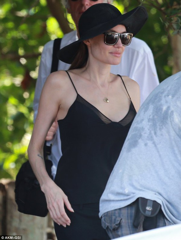 Angelina Jolie tự tin diện áo 2 dây sau phẫu thuật ngực 1