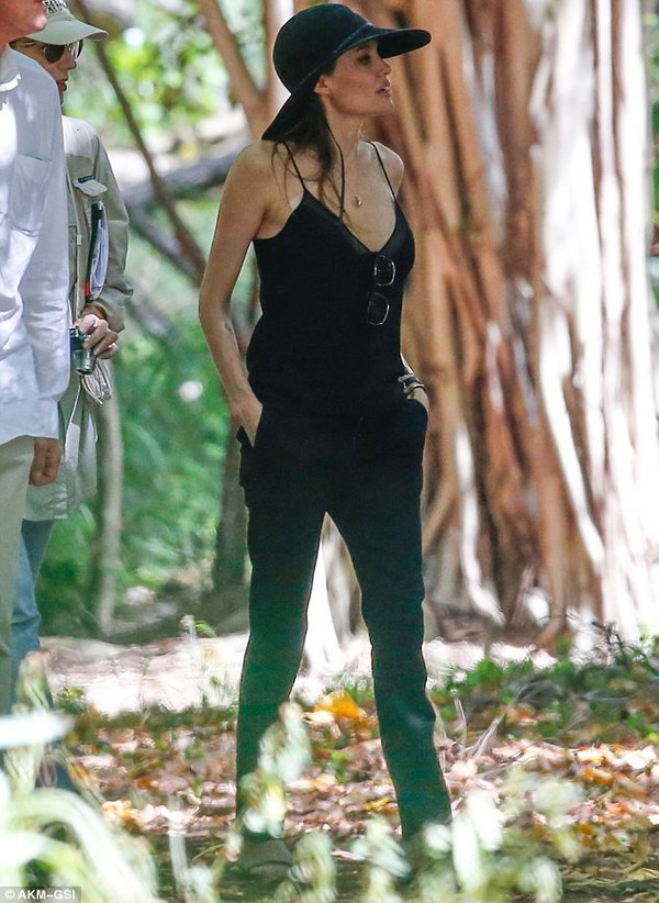 Angelina Jolie tự tin diện áo 2 dây sau phẫu thuật ngực 2