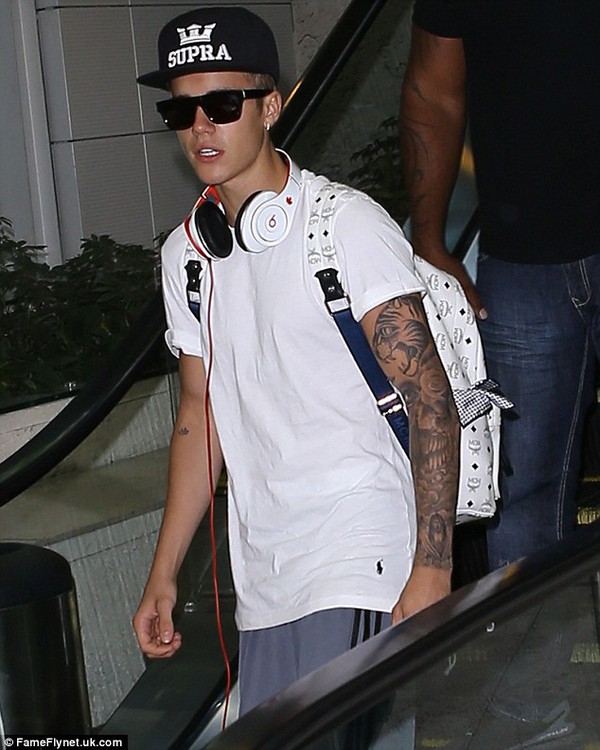 Justin Bieber bị nghi có ma túy trong hành lý 1