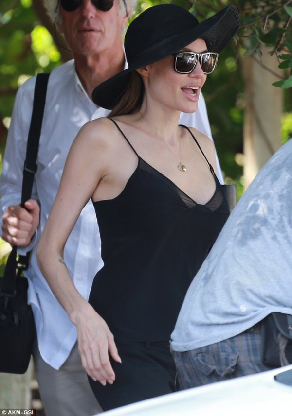 Angelina Jolie tự tin diện áo 2 dây sau phẫu thuật ngực 4