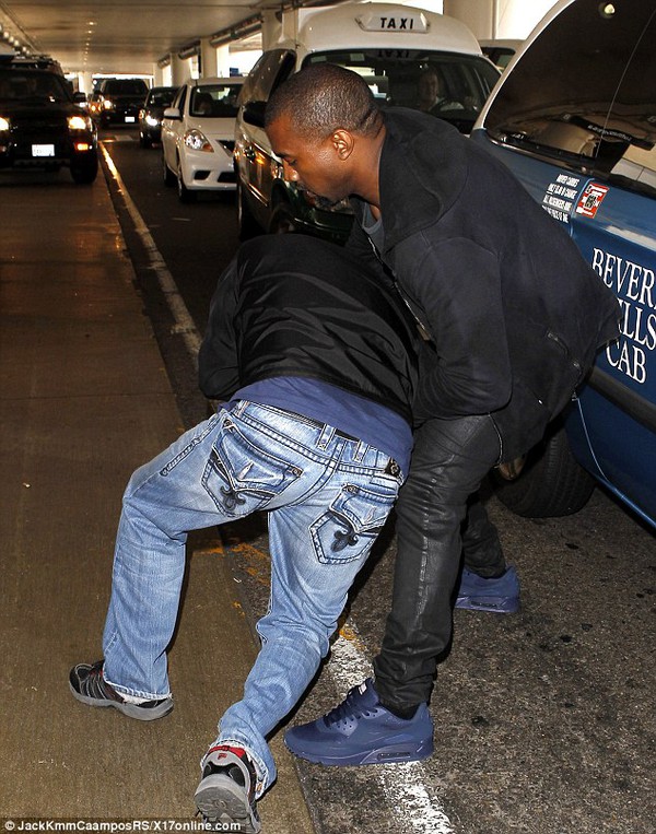 Kanye West đánh gục 1 paparazzi ngay tại sân bay 1
