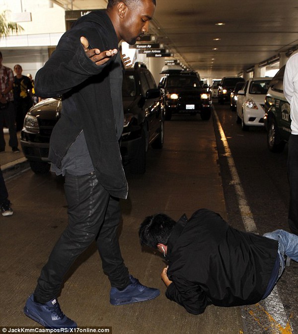 Kanye West đánh gục 1 paparazzi ngay tại sân bay 2