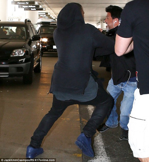 Kanye West đánh gục 1 paparazzi ngay tại sân bay 3