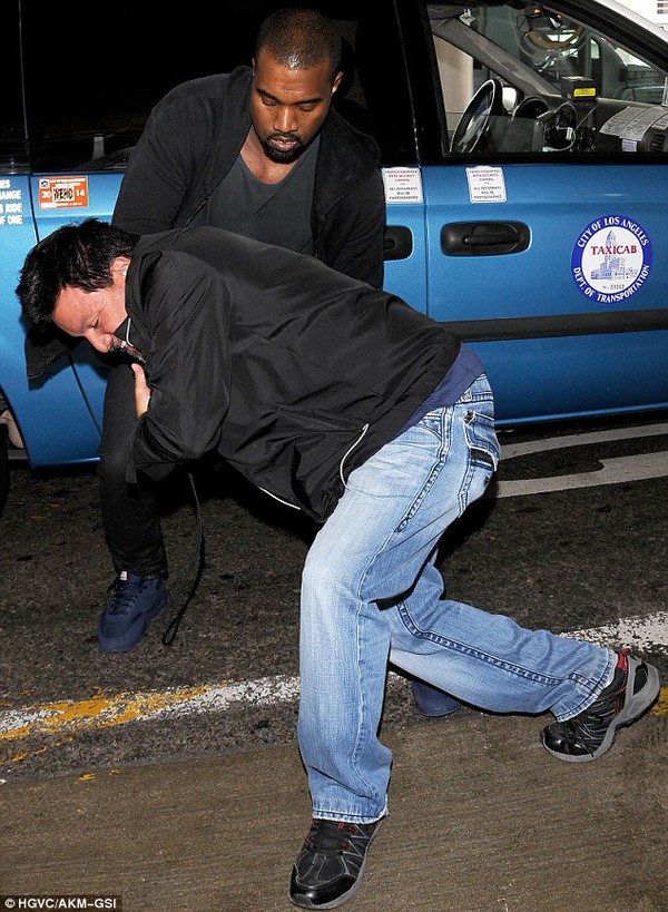 Kanye West đánh gục 1 paparazzi ngay tại sân bay 4