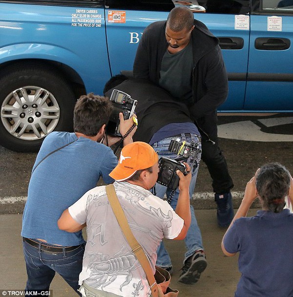 Kanye West đánh gục 1 paparazzi ngay tại sân bay 5