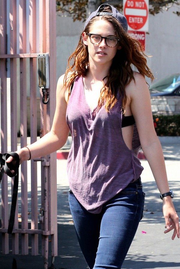 Kristen Stewart để áo ngực lấp ló trong khi đi dạo 3