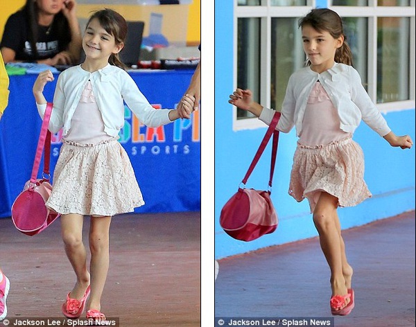 Suri Cruise vui vẻ nhảy chân sáo đi chơi cùng mẹ 2