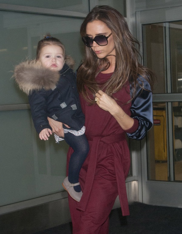 Những hình ảnh tuyệt đẹp của Harper Beckham và mẹ 9