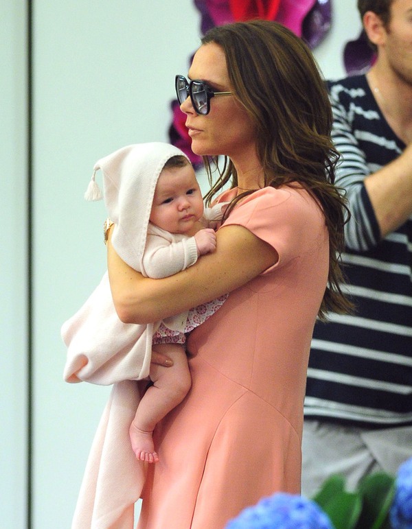 Những hình ảnh tuyệt đẹp của Harper Beckham và mẹ 3