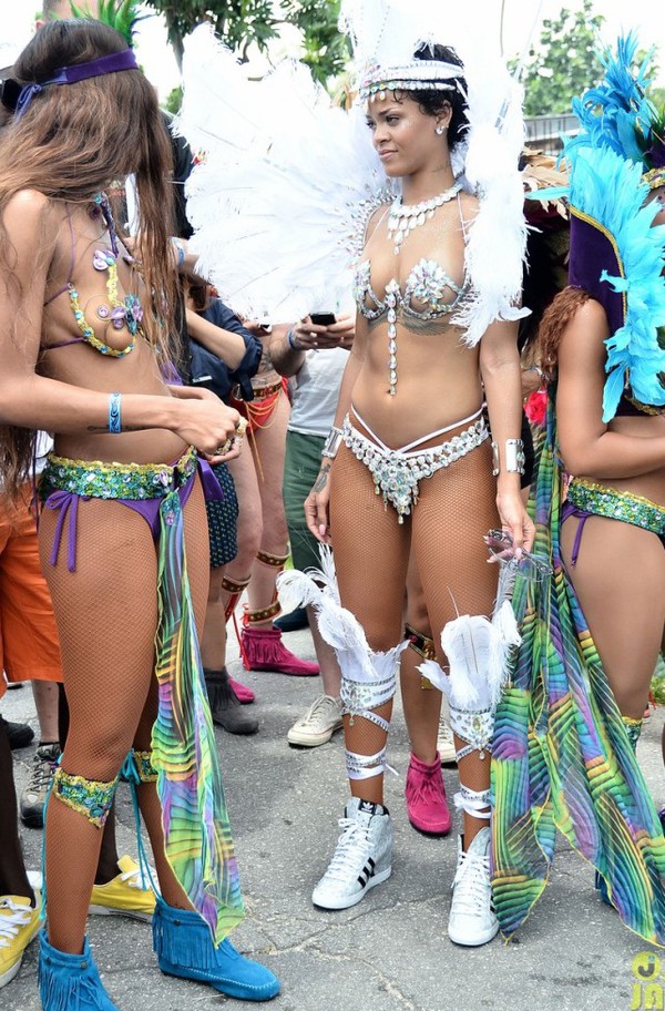 Rihanna diện nội y đính đá diễu hành trên đường phố 1