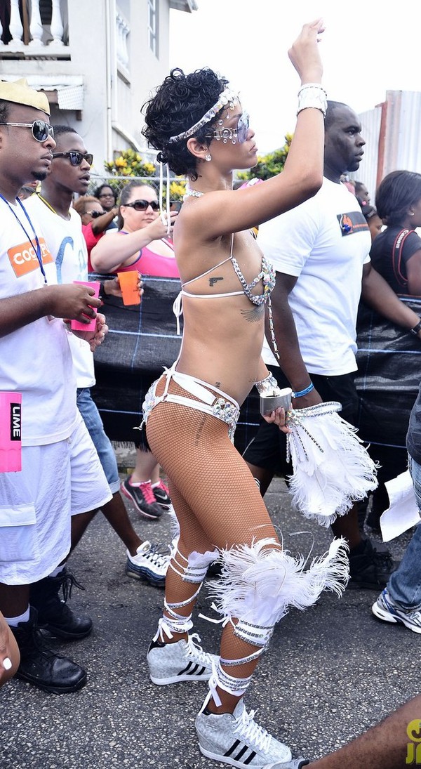 Rihanna diện nội y đính đá diễu hành trên đường phố 4