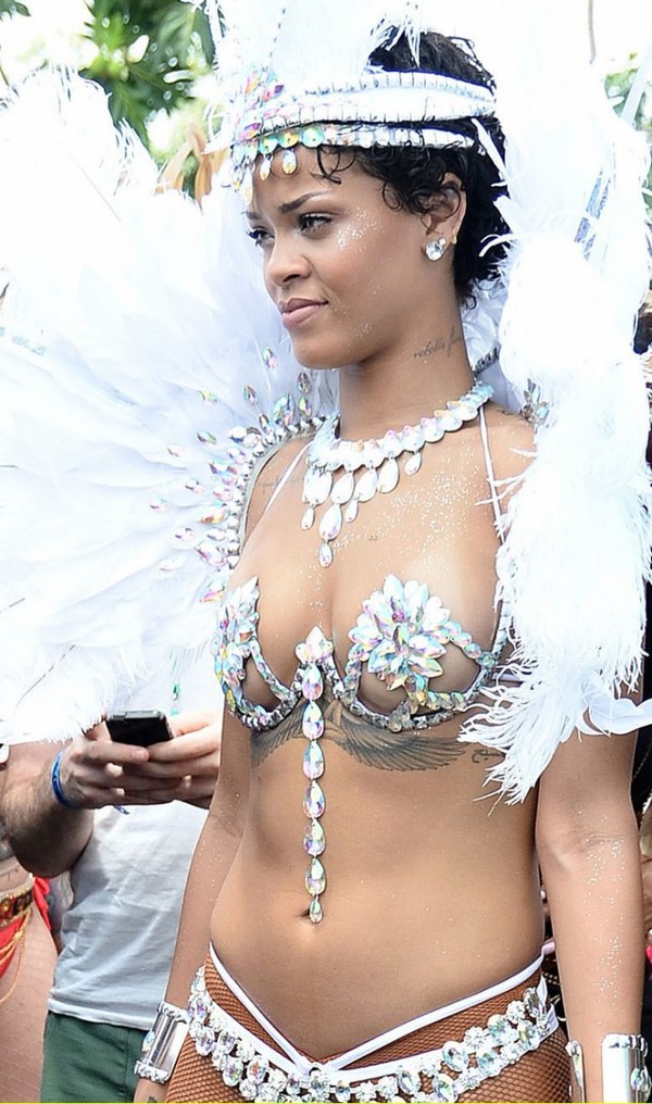 Rihanna diện nội y đính đá diễu hành trên đường phố 3