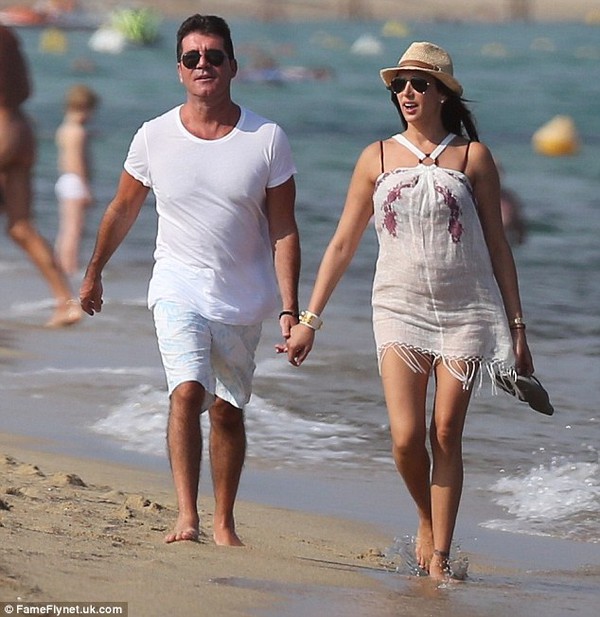 Simon Cowell tay trong tay hạnh phúc bên vợ cũ của bạn thân 2