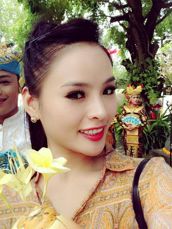 Lại Hương Thảo cười tươi rói trong bức ảnh đi thăm đền chùa ở Bali 1