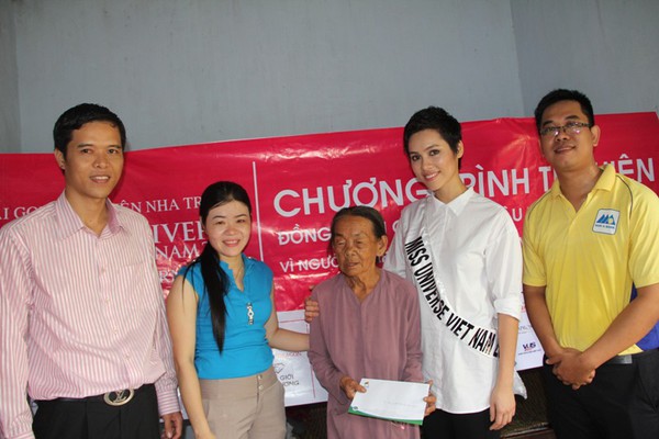 Á hậu Trương Thị May cùng Hoàng My giản dị đi làm từ thiện 9