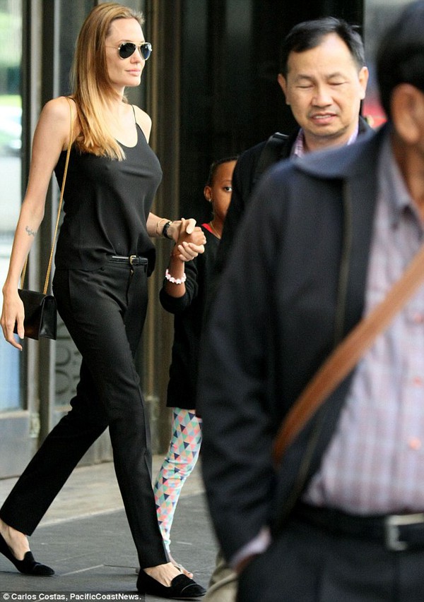 Angelina Jolie rạng rỡ đưa con g&aacute;i đi mua sắm ở Sydney 1
