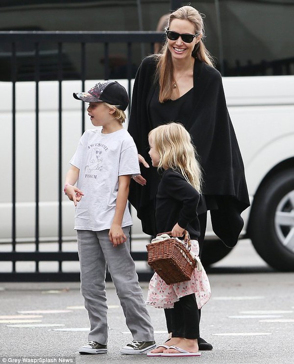 Angelina Jolie rạng rỡ đưa con gái đi mua sắm ở Sydney 3 Angelina Jolie rạng rỡ đưa con gái đi mua sắm ở Sydney 3
