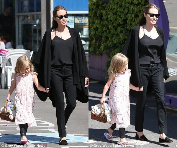 Angelina Jolie rạng rỡ đưa con gái đi mua sắm ở Sydney 4 Angelina Jolie rạng rỡ đưa con gái đi mua sắm ở Sydney 4