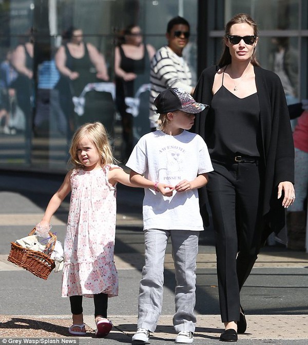 Angelina Jolie rạng rỡ đưa con gái đi mua sắm ở Sydney 6 Angelina Jolie rạng rỡ đưa con gái đi mua sắm ở Sydney 6