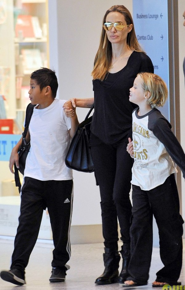 Pax Thiên cùng em và mẹ Angelina Jolie rời khỏi Úc 2