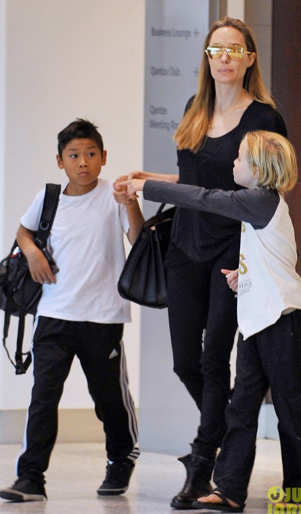 Pax Thiên cùng em và mẹ Angelina Jolie rời khỏi Úc 3