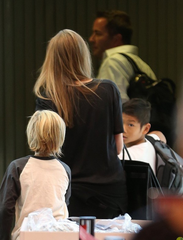 Pax Thiên cùng em và mẹ Angelina Jolie rời khỏi Úc 6