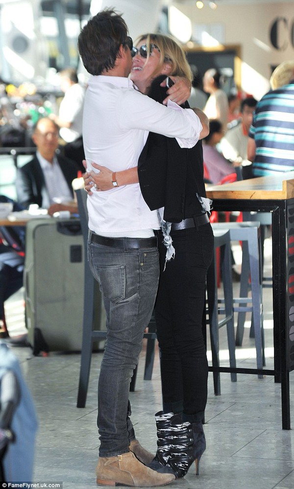 Hai vợ chồng Kate Moss hôn nhau nồng nàn giữa sân bay 2