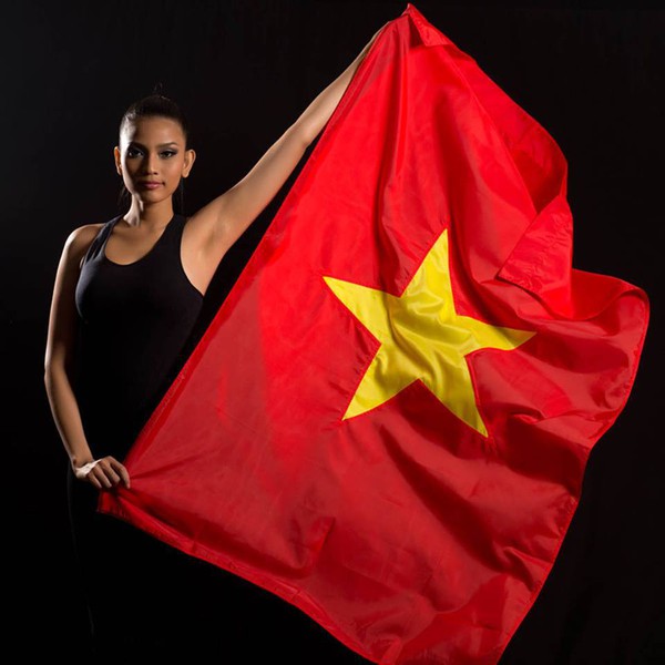 Trương Thị May tự hào chụp cùng lá cờ Tổ Quốc 1