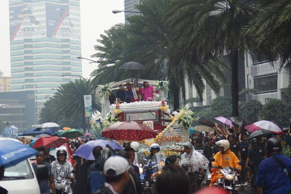 Người dân Philippines đội mưa chào đón tân Hoa hậu Thế giới 9