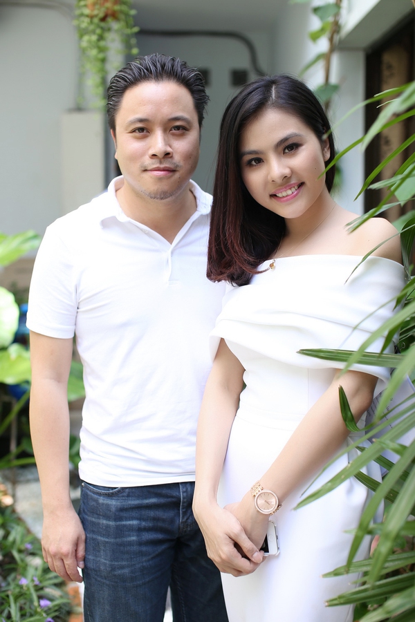 V&acirc;n Trang khoe vai trần dịu d&agrave;ng b&ecirc;n mẹ 7