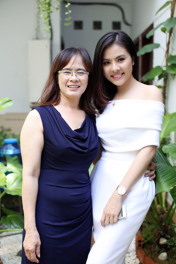 V&acirc;n Trang khoe vai trần dịu d&agrave;ng b&ecirc;n mẹ 1