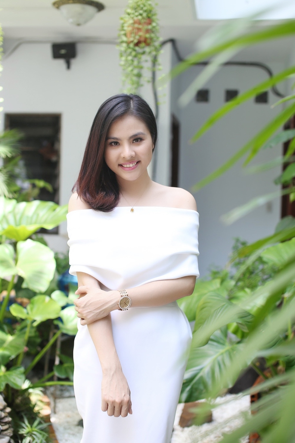 V&acirc;n Trang khoe vai trần dịu d&agrave;ng b&ecirc;n mẹ 5