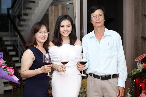 V&acirc;n Trang khoe vai trần dịu d&agrave;ng b&ecirc;n mẹ 2