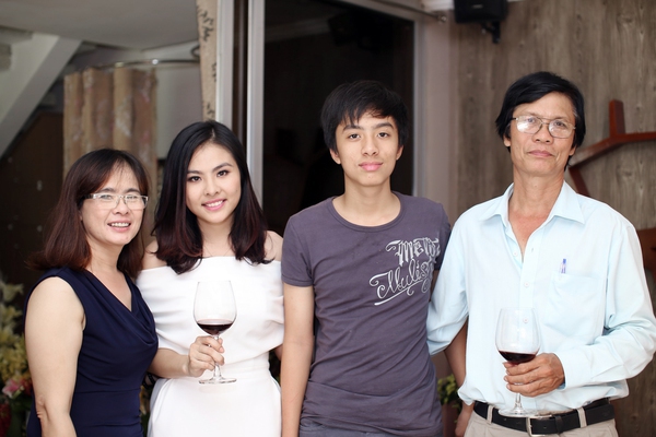V&acirc;n Trang khoe vai trần dịu d&agrave;ng b&ecirc;n mẹ 3