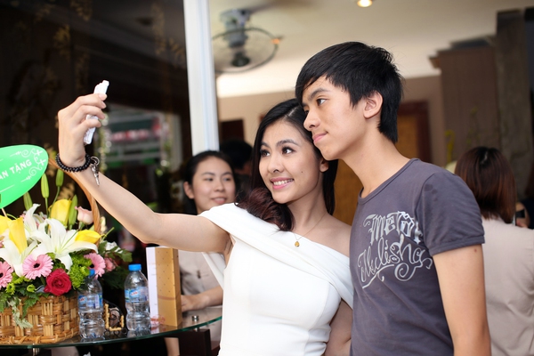 V&acirc;n Trang khoe vai trần dịu d&agrave;ng b&ecirc;n mẹ 4