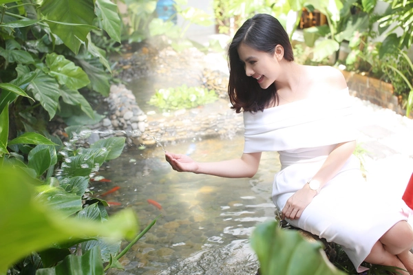 V&acirc;n Trang khoe vai trần dịu d&agrave;ng b&ecirc;n mẹ 9
