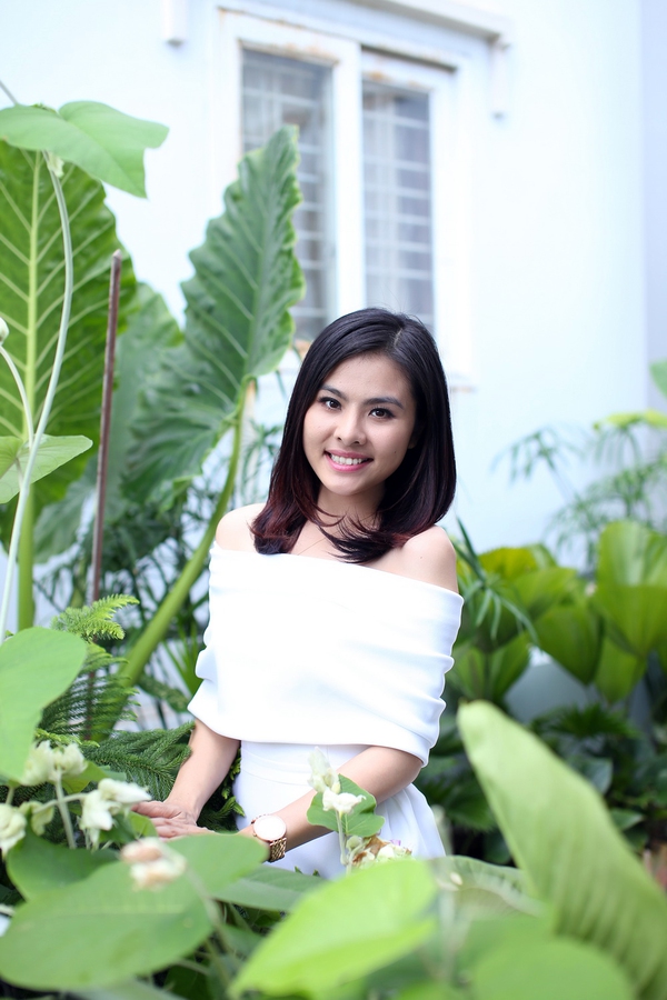 V&acirc;n Trang khoe vai trần dịu d&agrave;ng b&ecirc;n mẹ 10