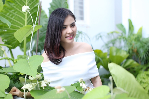 V&acirc;n Trang khoe vai trần dịu d&agrave;ng b&ecirc;n mẹ 11