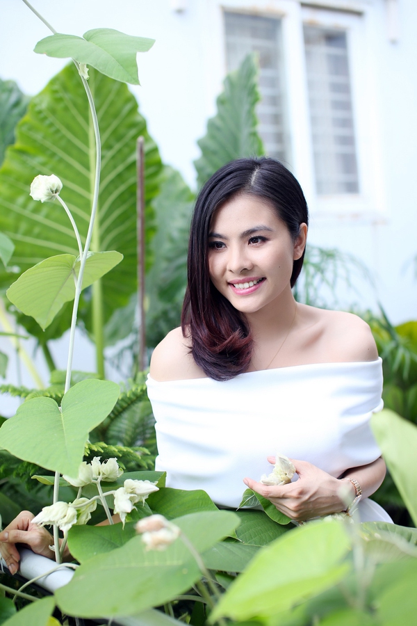 V&acirc;n Trang khoe vai trần dịu d&agrave;ng b&ecirc;n mẹ 12