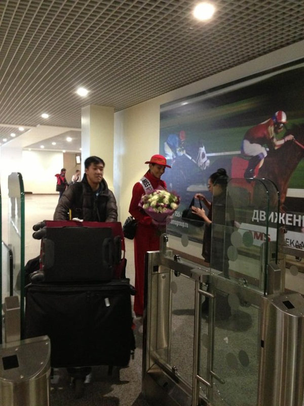 Trương Thị May và Quang Linh chụp ảnh xì tin ở sân bay Nga 2