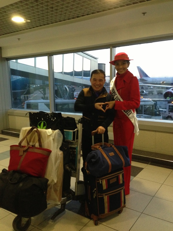Trương Thị May và Quang Linh chụp ảnh xì tin ở sân bay Nga 1