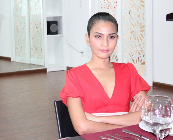 Trương Thị May học kỹ năng chuẩn bị cho Hoa hậu Hoàn vũ 4