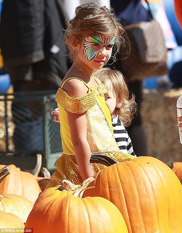 Jessica Alba và các con đi mua bí ngô chuẩn bị cho Halloween 4
