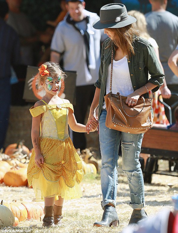 Jessica Alba và các con đi mua bí ngô chuẩn bị cho Halloween 6