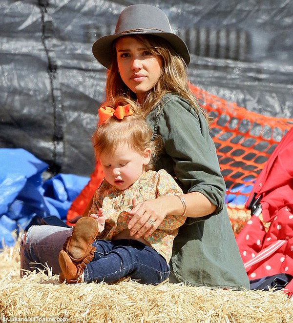 Jessica Alba và các con đi mua bí ngô chuẩn bị cho Halloween 7