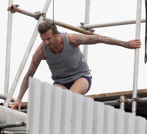 Bắt gặp David Beckham mặc quần đùi ngồi trên nóc nhà 4