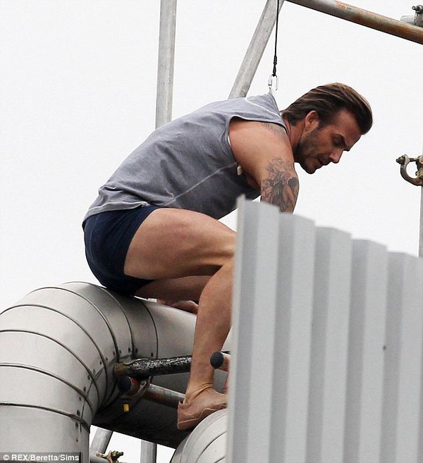 Bắt gặp David Beckham mặc quần đùi ngồi trên nóc nhà 5