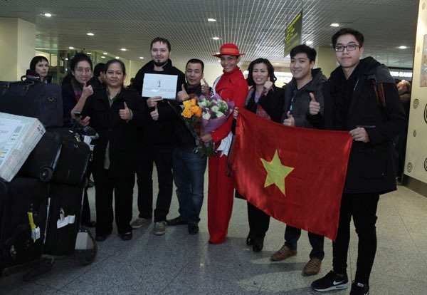 Trương Thị May và Quang Linh chụp ảnh xì tin ở sân bay Nga 5
