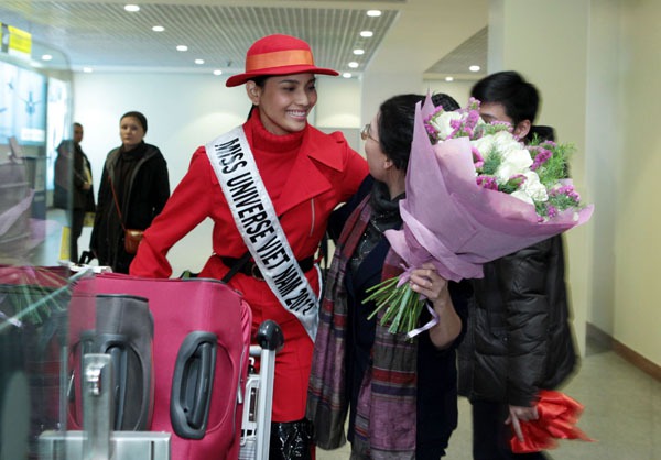 Trương Thị May và Quang Linh chụp ảnh xì tin ở sân bay Nga 4